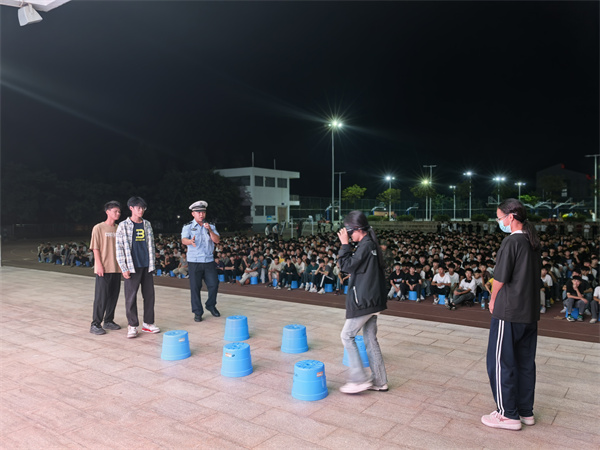 学生积极上台与警官互动 (1).jpg