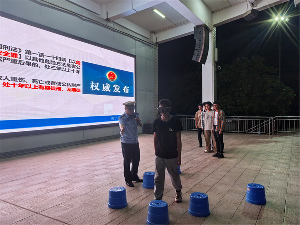 学生积极上台与警官互动 (2).jpg