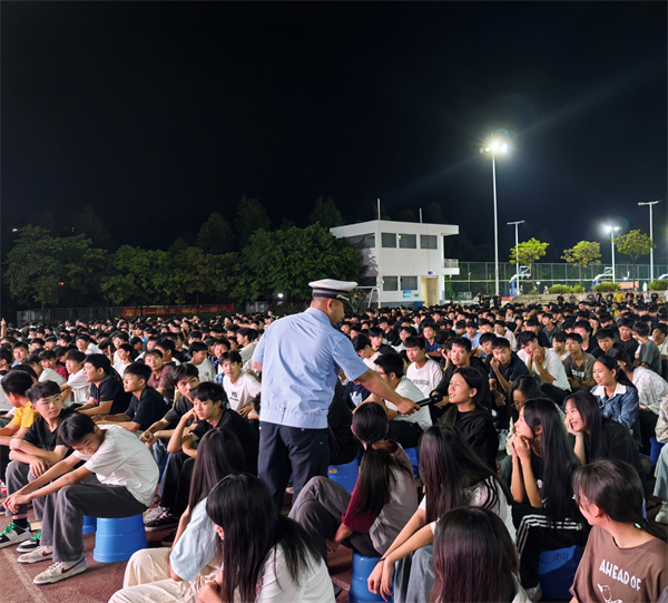 警官走进学生中进行互动.jpg