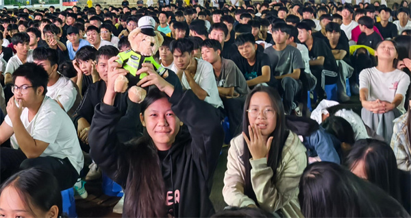 学生收获奖品.jpg
