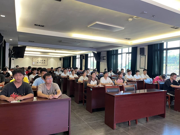 同学们聚精会神听党课.jpg