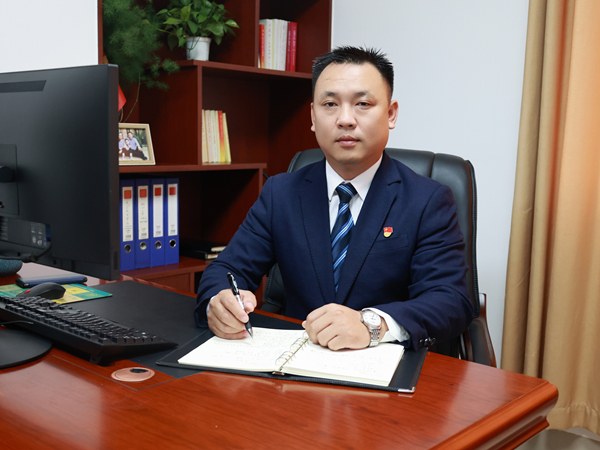 副院长  卢必林 中共党员  高级讲师  大学本科.jpg