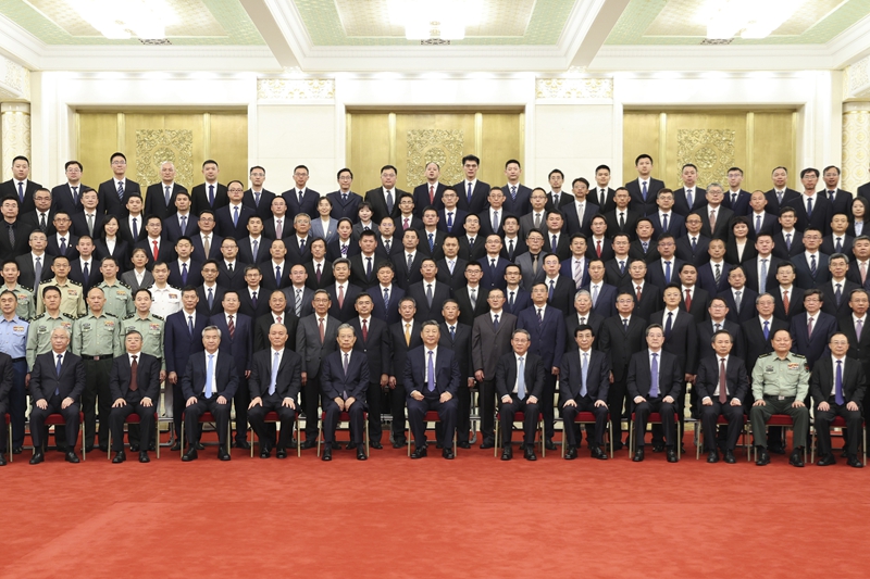 9月23日,党和国家领导人习近平、李强、赵乐际、王沪宁、蔡奇、丁薛祥、李希等在人民大会堂接见探月工程嫦娥六号任务参研参试人员代表并参观月球样品和探月工程成果展览。这是习近平等接见探月工程嫦娥六号任务参研参试人员代表。
