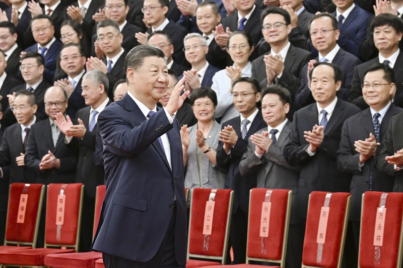 9月23日,党和国家领导人习近平、李强、赵乐际、王沪宁、蔡奇、丁薛祥、李希等在人民大会堂接见探月工程嫦娥六号任务参研参试人员代表并参观月球样品和探月工程成果展览。这是习近平等接见探月工程嫦娥六号任务参研参试人员代表。