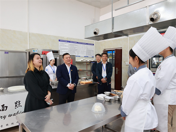 广西二轻技师学院党委书记、院长罗志，党委委员、副院长蓝阳翀，副院长杨淼生现场查看授课情况.jpg