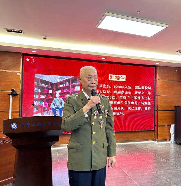 韩桂生老英雄讲述抗战故事.jpg