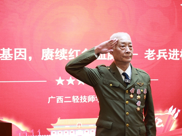 韩桂生老英雄讲述抗战故事 (2).jpg