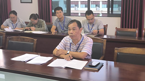 汽车工程系主任杨向军进行课题点评.jpg