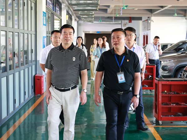 参观汽车工程系高技能人才实训基地.jpg