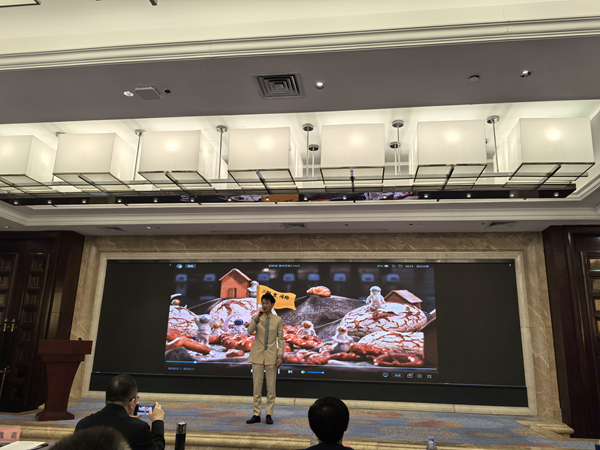 胡益诚作为选手代表在现场演讲展示.jpg