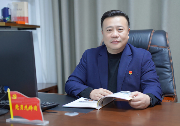 学院党委书记、院长罗志（官网处理图片）.jpg