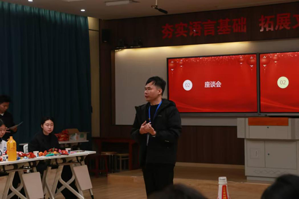 黄东杰副科长讲话.jpg