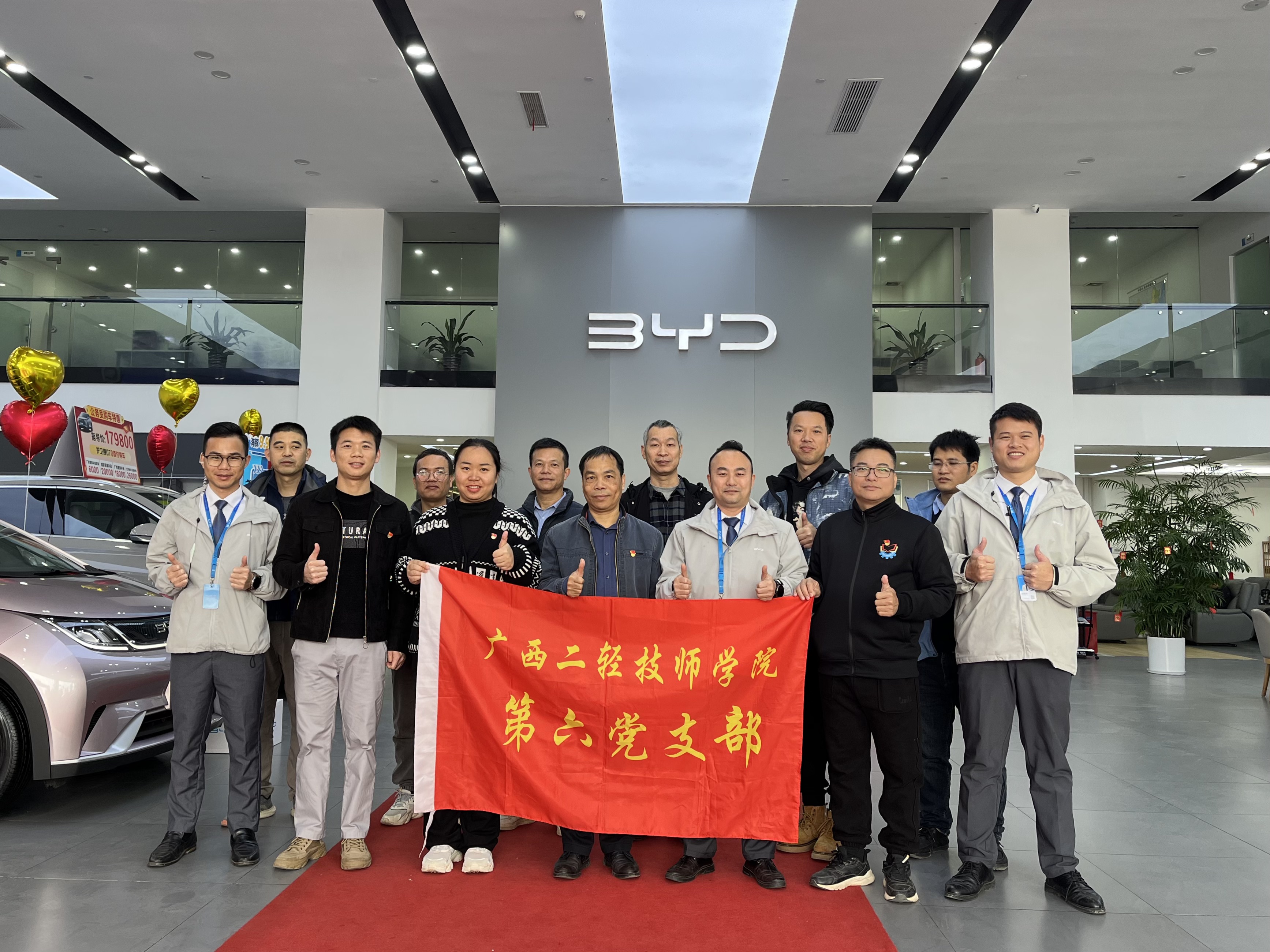在新车展厅合影留念.jpg