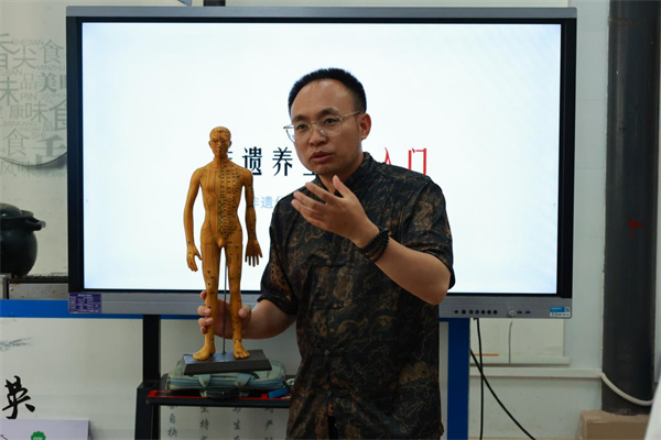 闫老师与大家分享中医知识.jpg