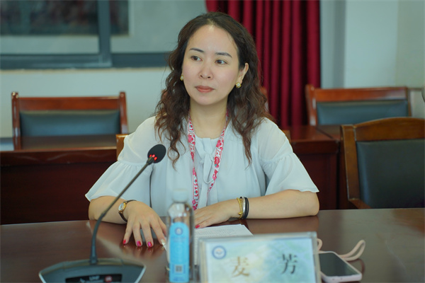 学院教务科科长麦芳主持仪式.jpg