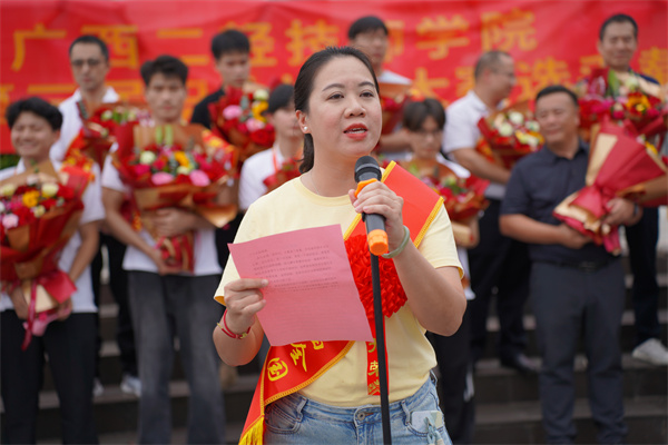 现代服务产业系副主任农小婷发言.jpg