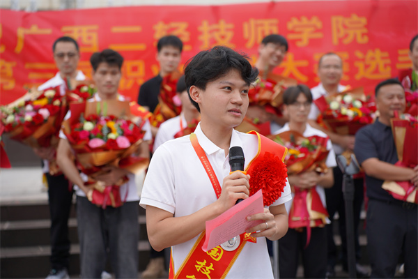 智能制造与装备产业系教师何迁达发言.jpg