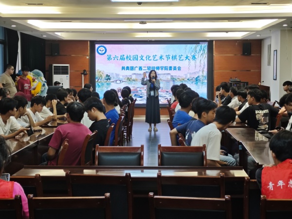 院团委副书记张舒主持比赛 (1).jpg