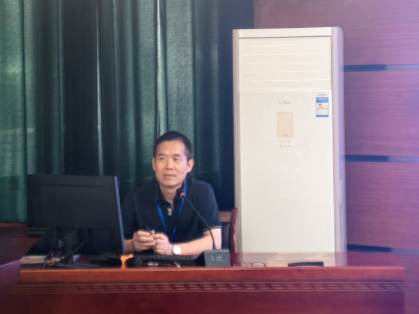 教务科副科长李红专作竞赛总结发言 (1).jpg