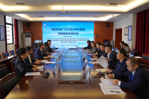 10.座谈会现场.jpg