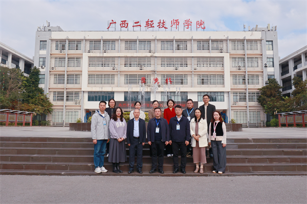 广西群贤技工学校莅临我院大合照2.png