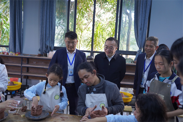 1.自治区人力资源社会保障厅党组成员、副厅长覃朝俊莅临现场指导.jpg