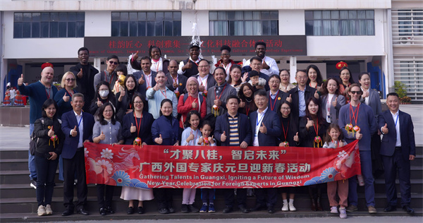 2.自治区人力资源社会保障厅外国专家工作处处长莫婷（第一排左五）、自治区工业和信息化厅教育与产业处处长唐庚发（第一排左八）等领导莅临现场指导.jpg