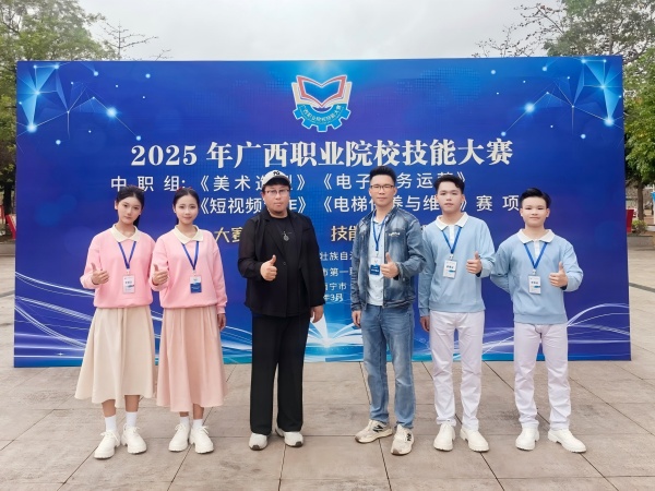 李权芳同学风采照片（左二）.jpg