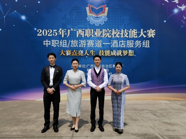 欧梓垚同学风采照片（左二）.jpg
