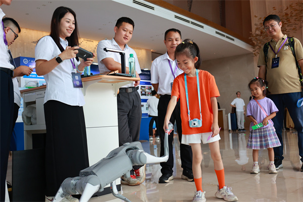 2025中国—东盟人工智能南宁大会AI赋能产教融合成果展示会上,学院展出的智能机器狗吸引观众互动体验.jpg