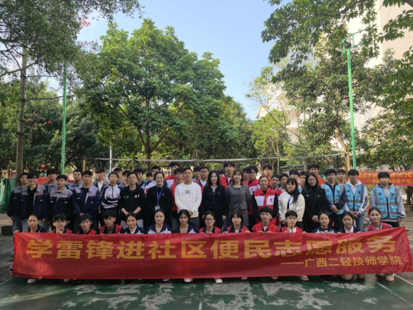 进社区便民志愿服务合影.png