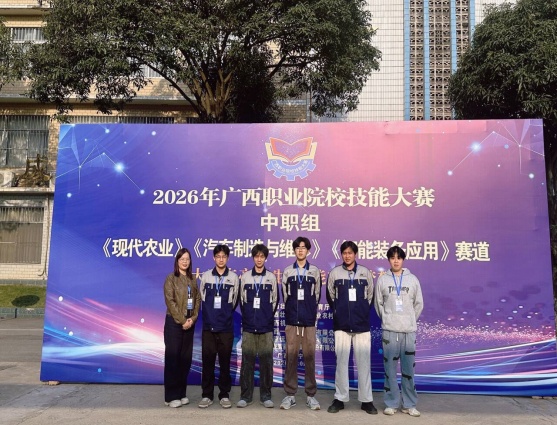 黄小燕团队合照.jpg
