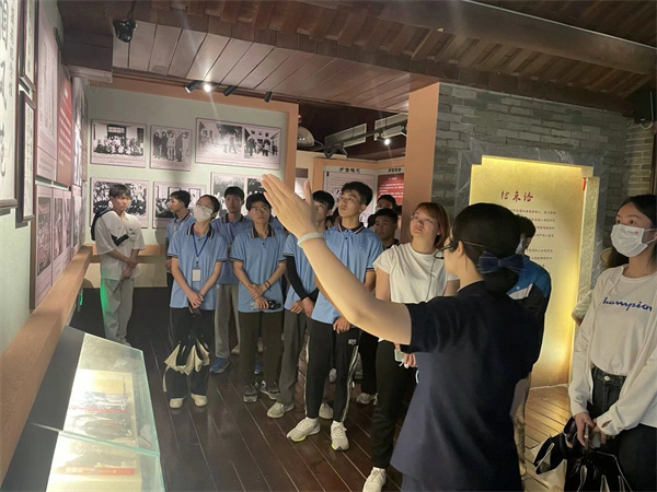 参观红色教育基地,根植爱国主义情怀2.jpg