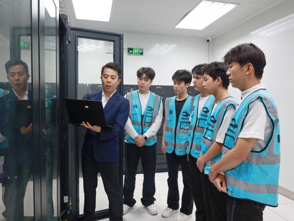 数据储存与信息服务实训室.JPG