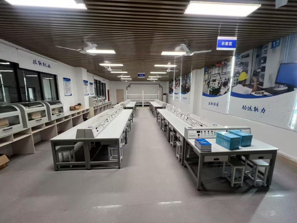 智能装备与控制实训中心.jpg