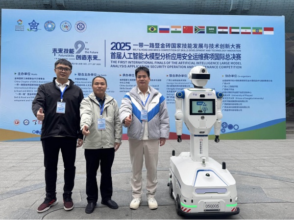 25全国大模型分析应用总决赛参赛合照.jpg