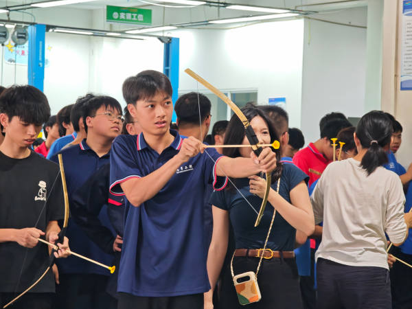 学生体验射五毒.png