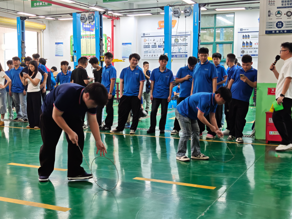 学生体验滚铁环.png