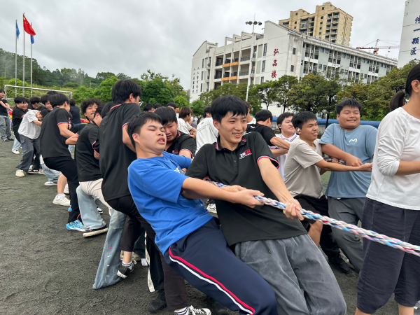 学生体验五向拔河.png