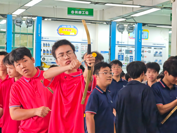 学生体验射五毒 (2).png