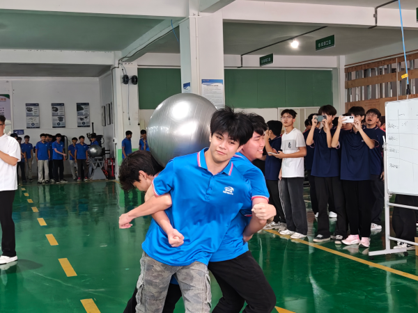 学生体验多人夹粽接力.png