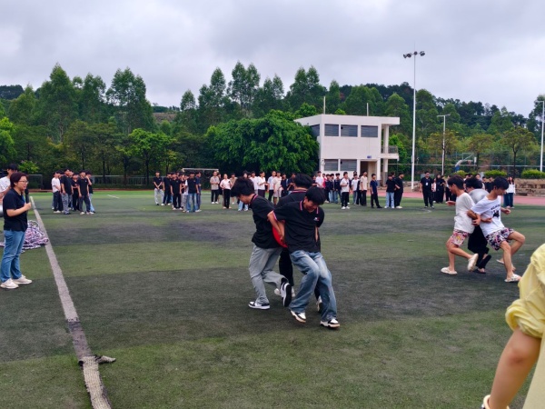 学生体验多人夹粽接力.jpeg