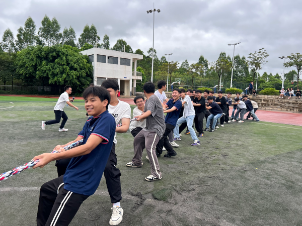 学生体验五向拔河 (2).png