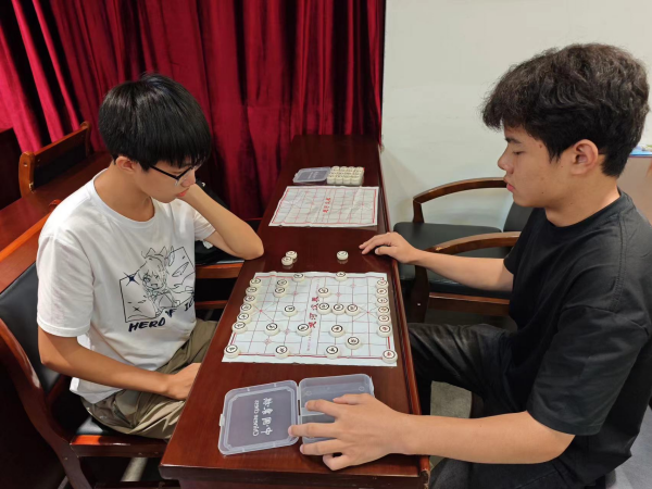 选手们在聚精会神参加比赛.png
