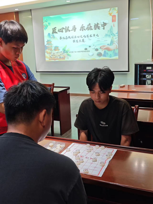 选手们在聚精会神参加比赛 (2).png