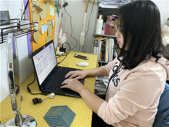 黄倩老师在备课.jpg 黄倩老师在备课.jpg