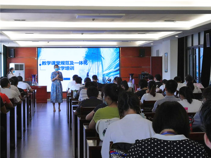 校长助理兼教务科科长沈洪主持培训.jpg