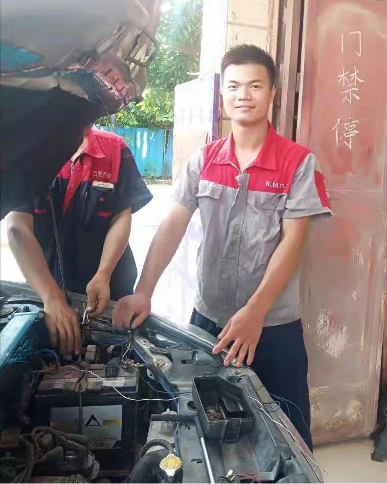 谢宗胜 ，14 级汽修高级工班南宁市百胜汽车维修服务店总经理.jpg
