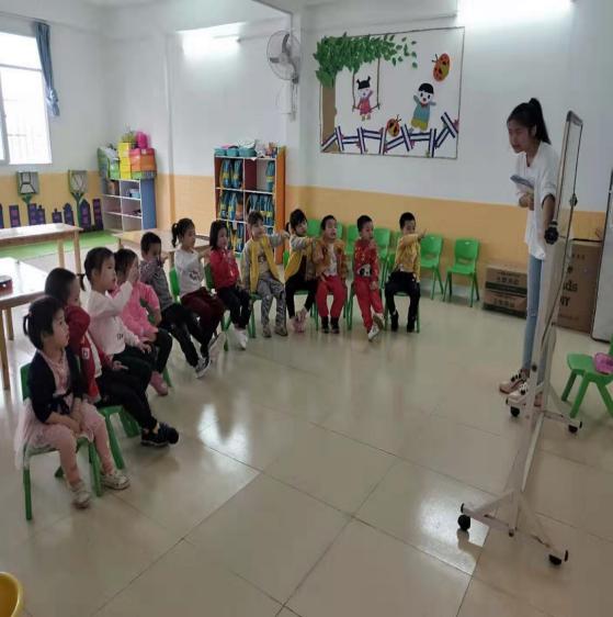 何凤洁  2016级幼教2班，蒙雅幼儿园中班主班老师 （啦啦操队教练）.jpg