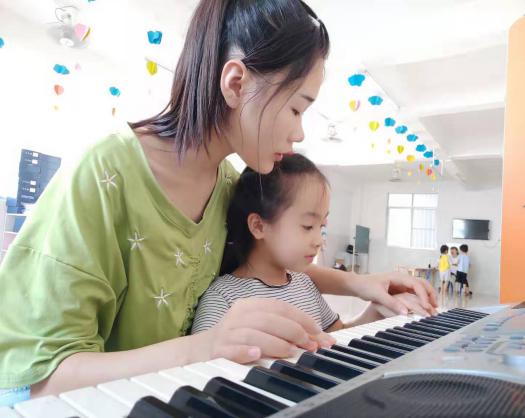 黄荣敏，2016级幼儿教育2班，萌萌哒育才幼儿园大班配班老师 （啦啦操助教老师）.jpg